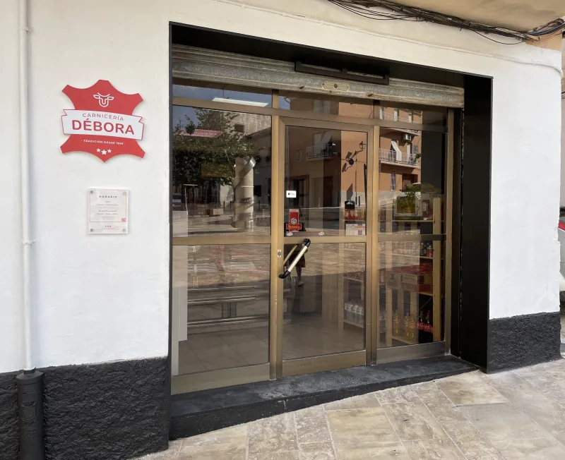 Fachada de Carnicería Débora en la Plaza San Jordi de Xàtiva